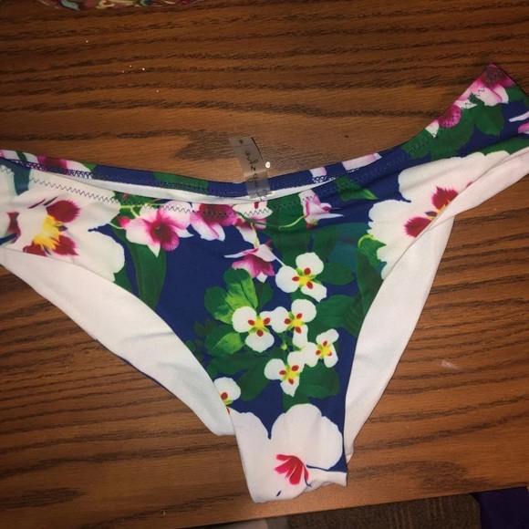 Cupshe - Picture 2 of 2